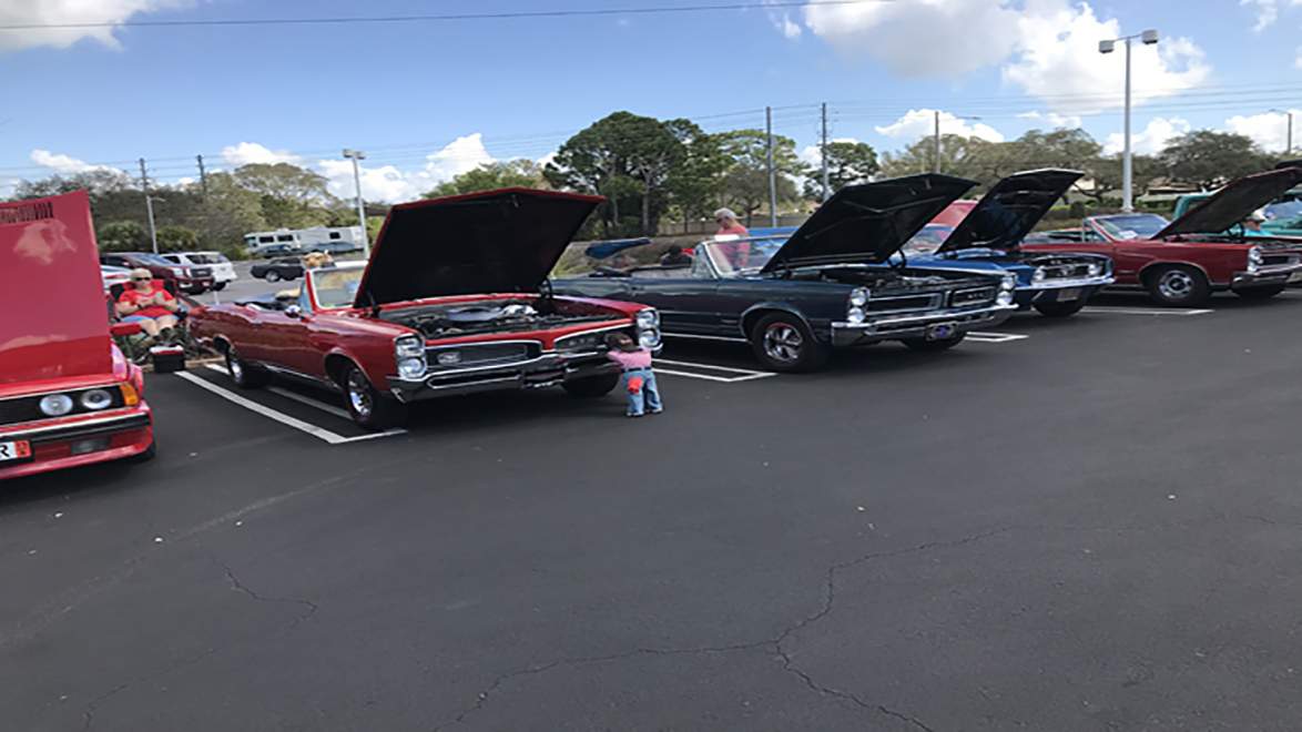 Bell Tower Open Car & Truck Show in Fort Myers Traum Urlaub Florida